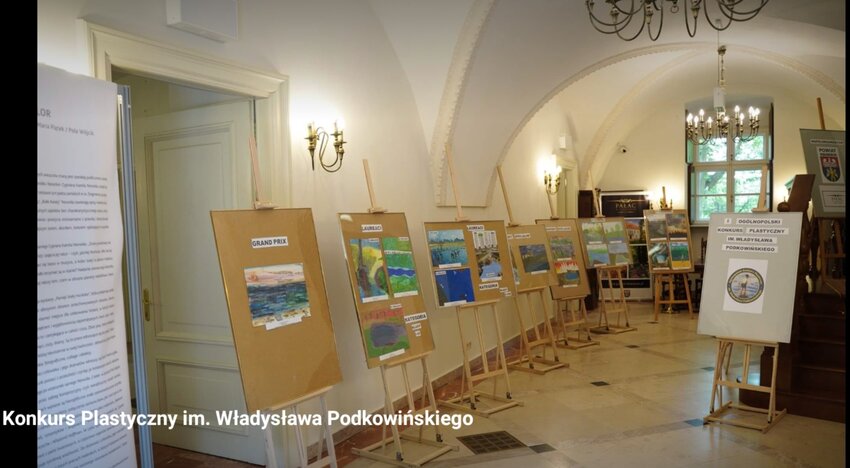 Powiększ: Zdjęcie wystawy prac uczestniczących w Ogólnopolskim Konkursie Plastycznym