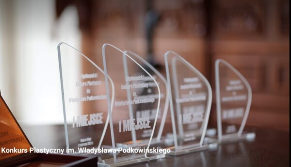 Zdjęcie statuetek w konkursie plastycznym