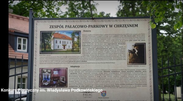 Zdjęcie tablicy z opisem Zespołu Pałacowo-Parkowego w Chrzęsnem